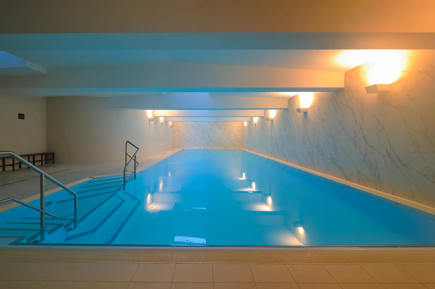 Aqua Physio - Praxis für Physio- und Aquatherapie - Dieses Bild zeigt das Hallenbad im CitySuites Aparthotel in Manchester.